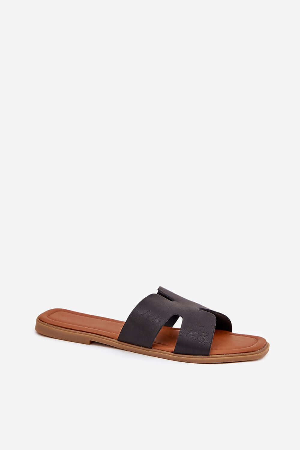 Flache schwarze Pantoletten für Damen in klassischem Design für den Sommer.