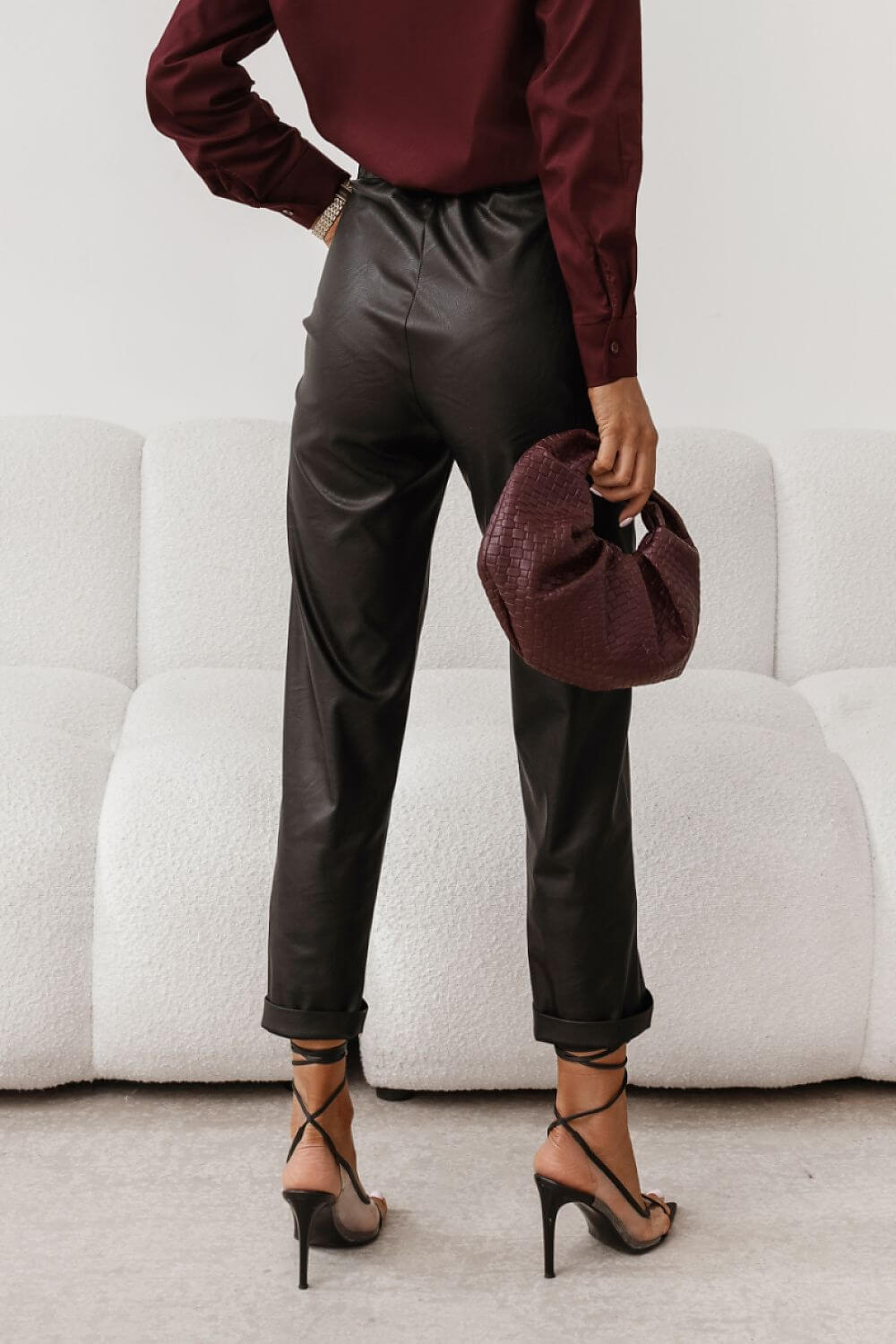 (Rückansicht): Damenhose in Lederlook Schwarz – Figurbetonte Hose für Business und Abendmode