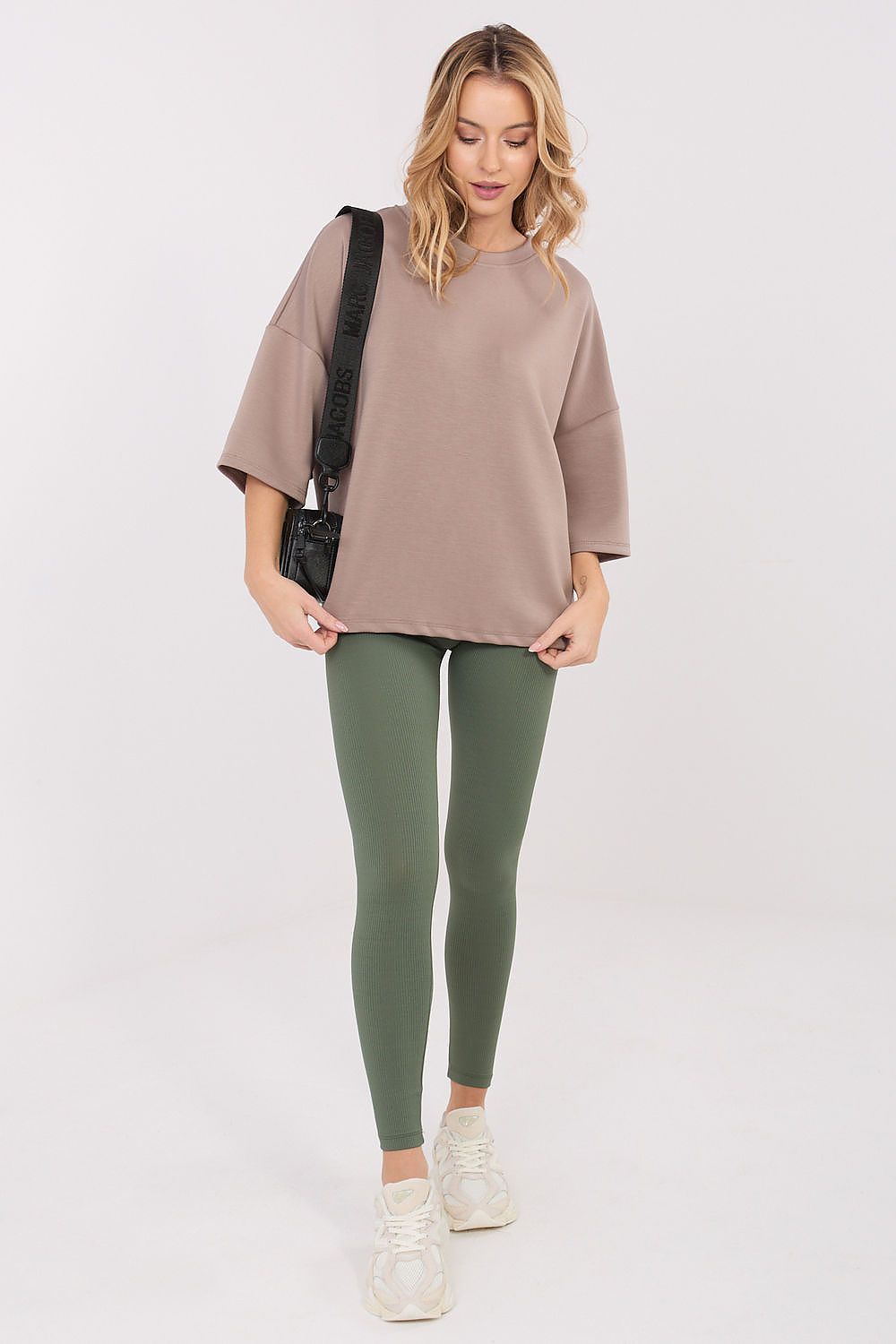 Stylisches Outfit mit Velora Essence Leggings oliv und Oversize-Shirt – Perfekter Halt für Alltag & Sport.