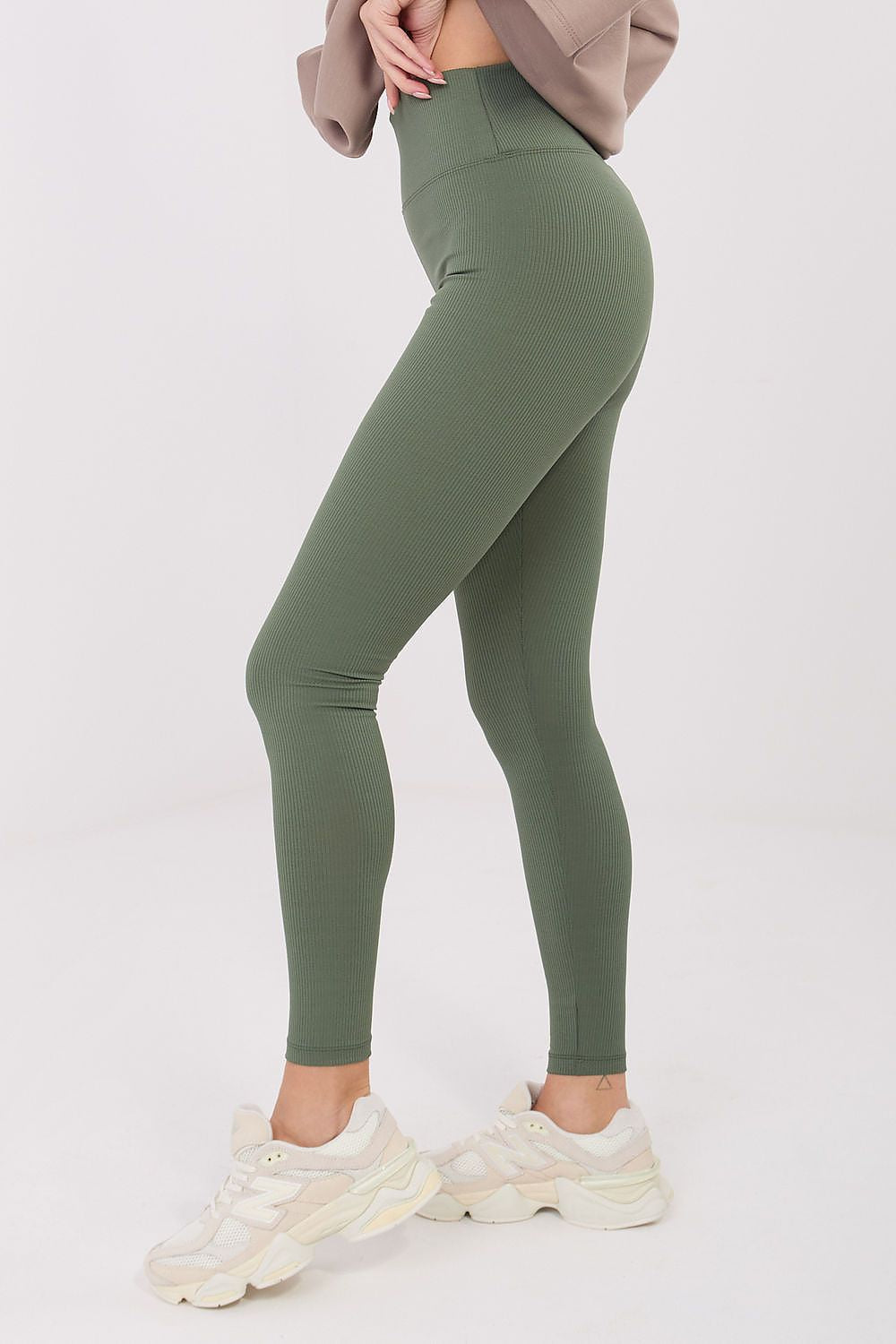 Seitenansicht der olivgrünen Velora Essence Ripp-Leggings – Blickdichtes Design mit High-Waist-Schnitt.