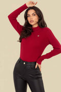 Figurbetonter roter Damen Rollkragenpullover aus weichem Feinstrick – klassisches Basic für Herbst und Winter.