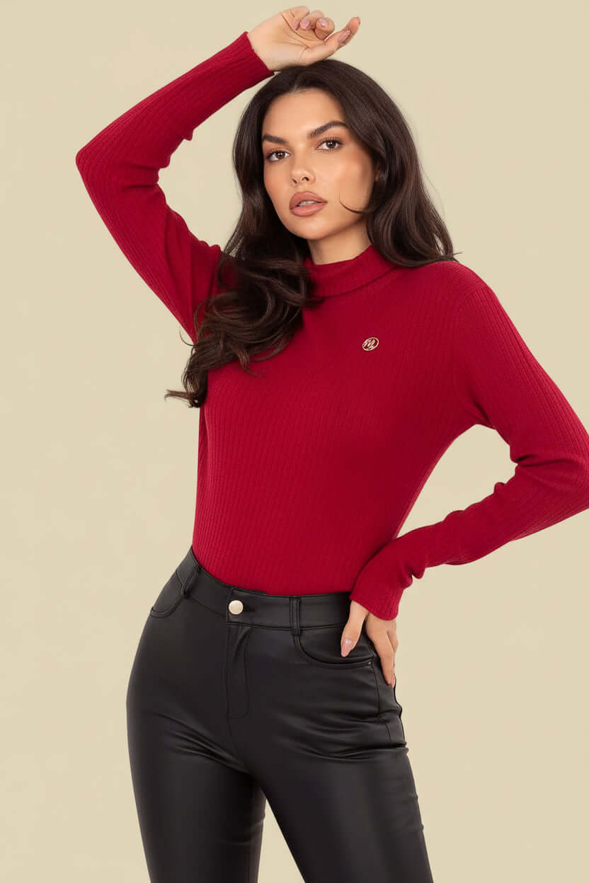 Figurbetonter roter Damen Rollkragenpullover aus weichem Feinstrick – klassisches Basic für Herbst und Winter.