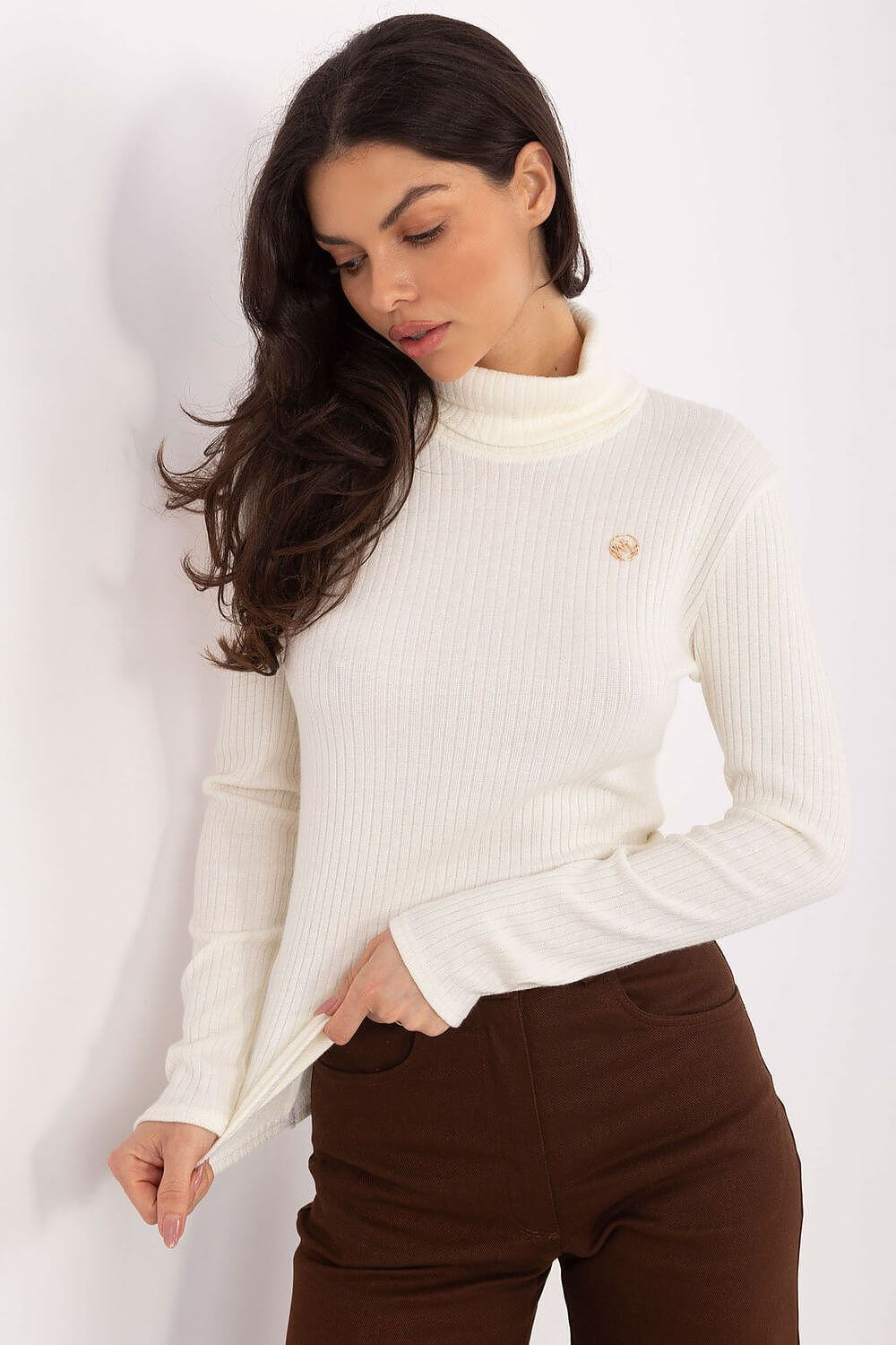 Klassischer weißer Rollkragenpullover für Damen – cleaner Look aus gemütlichem Strickmaterial.