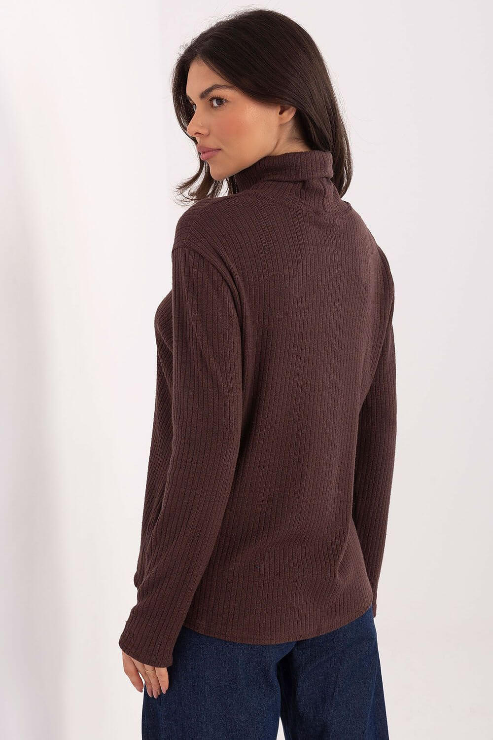 Figurbetonter brauner Damenpullover mit Stehkragen für elegante Lagenlooks.