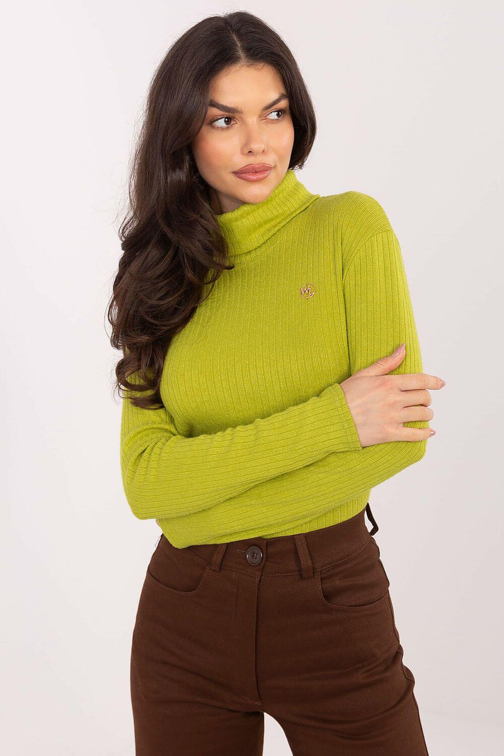 Modischer hellgrüner Damen Rollkragenpullover in frischer Frühlingsfarbe.