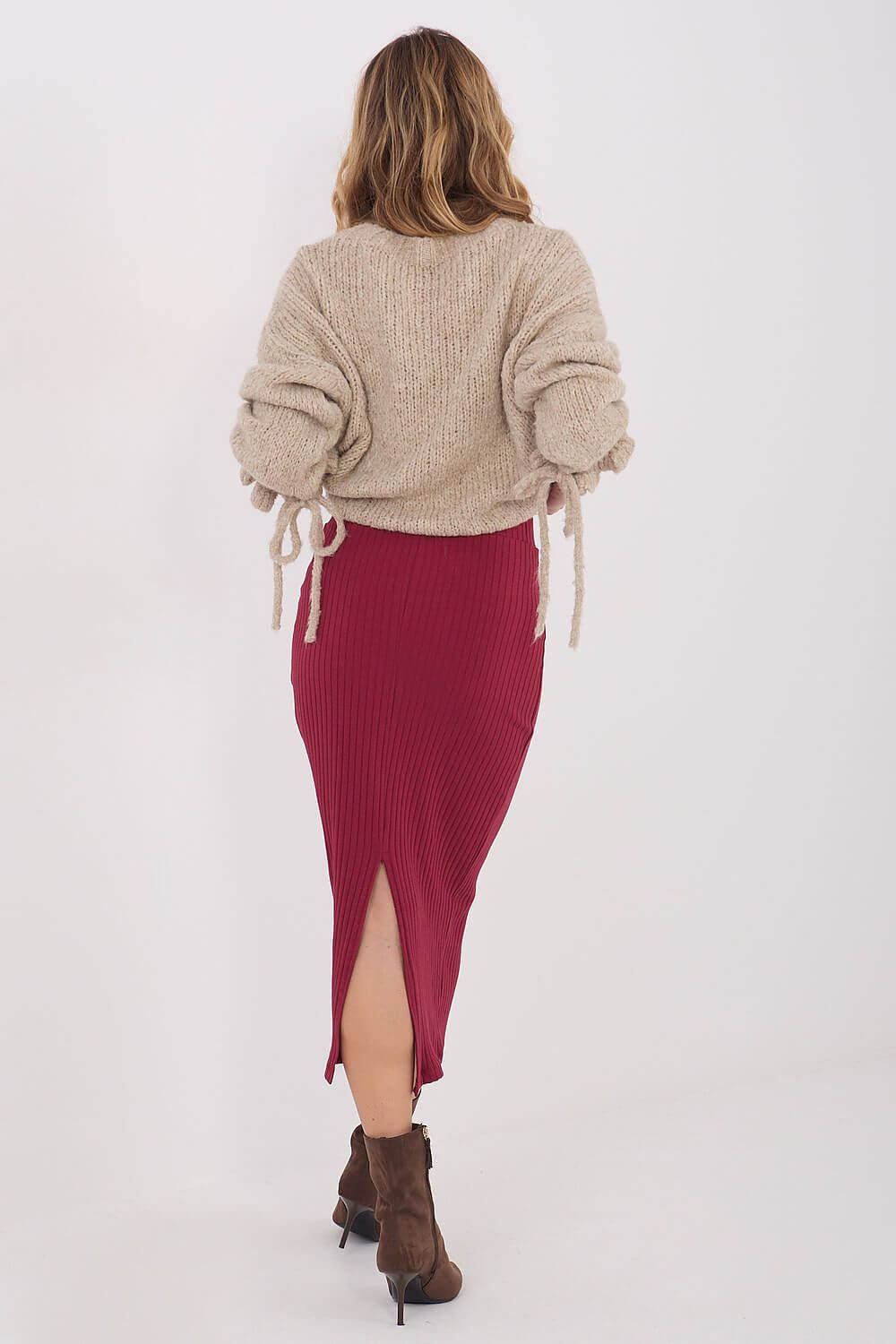 Eleganter bordeauxroter Midi-Rock mit hohem Bund – Ansicht von hinten.