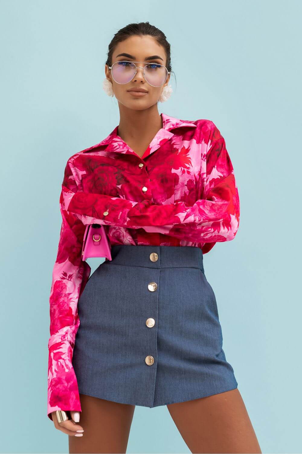 Knalliges pinkes Hemd für Damen – Modisches Oberteil in Seiden-Optik kombiniert mit Jeansrock