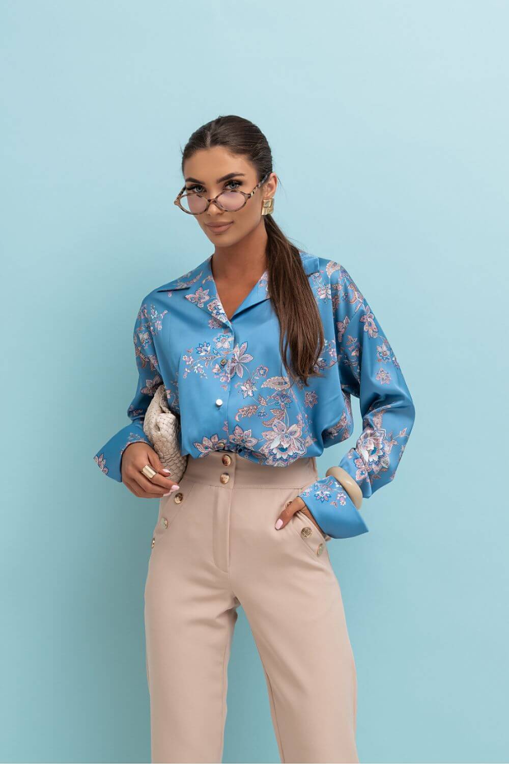 Hellblaues Satin-Hemd für Damen – Sanfte Pastellfarbe für einen edlen Frühlings-Look