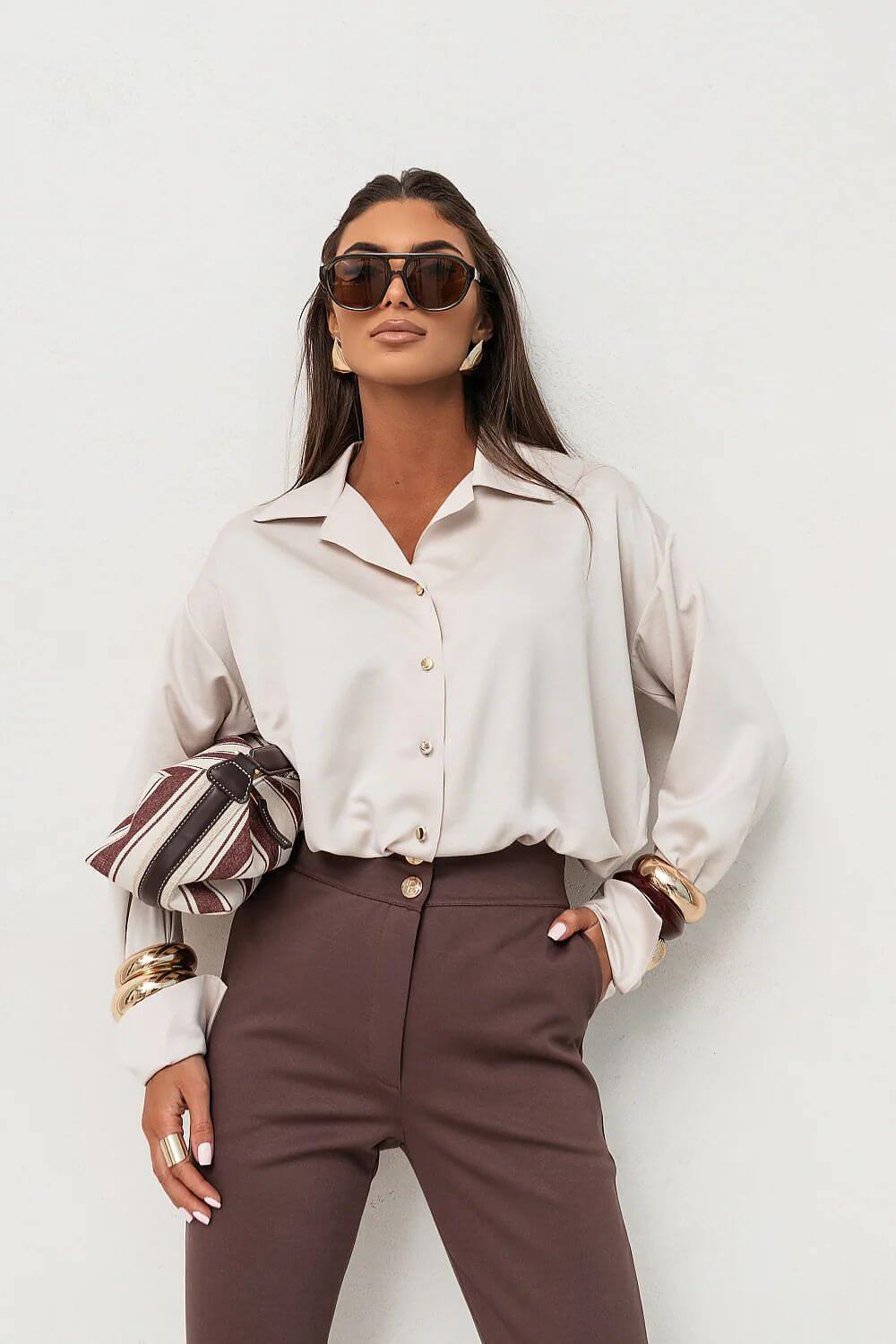 Schlichtes cremefarbenes Damenhemd – Hochwertige Langarm Bluse mit glänzendem Finish