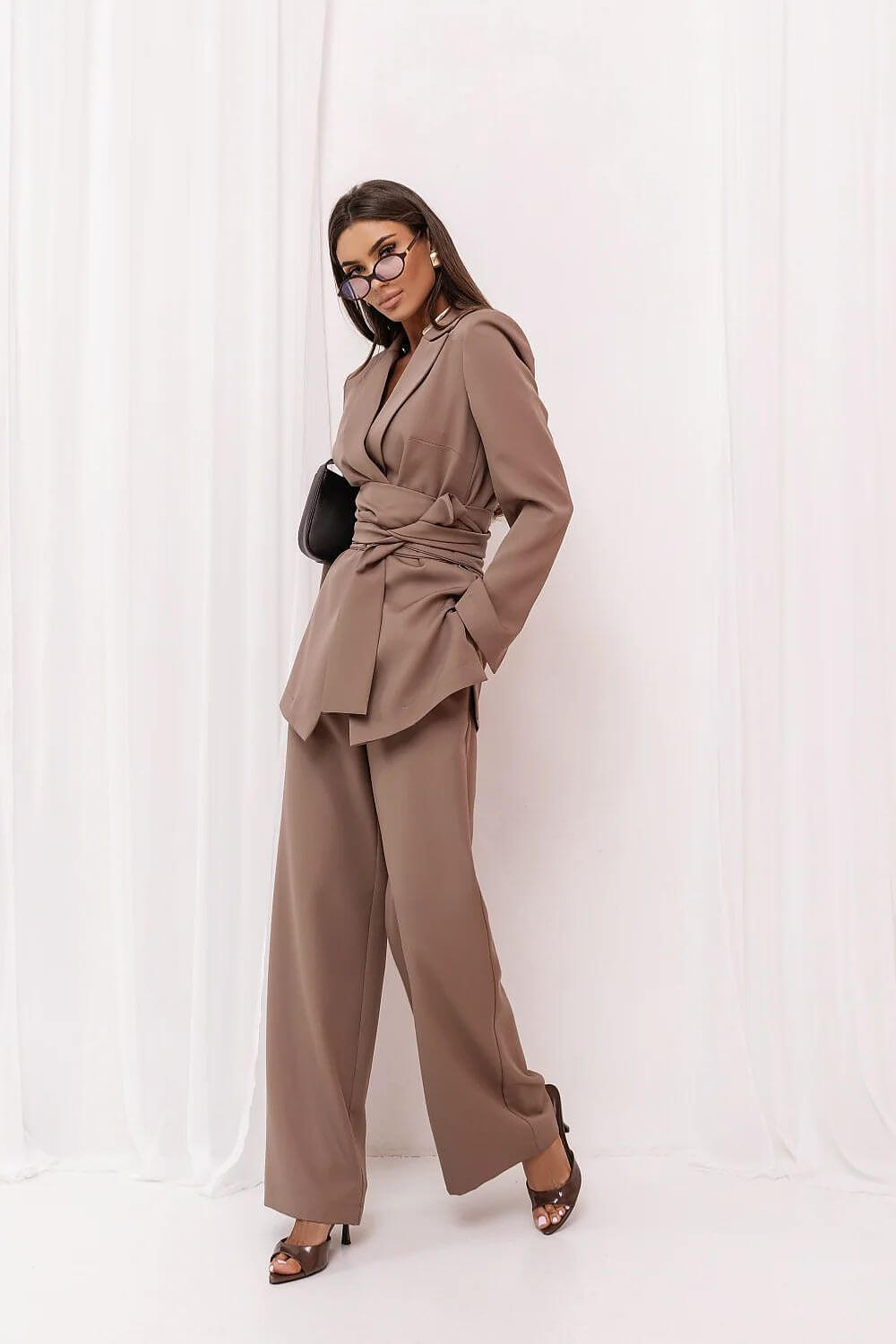 Elegantes Hosen-Set in Taupe – Zweiteiliges Damen-Outfit im minimalistischen Stil