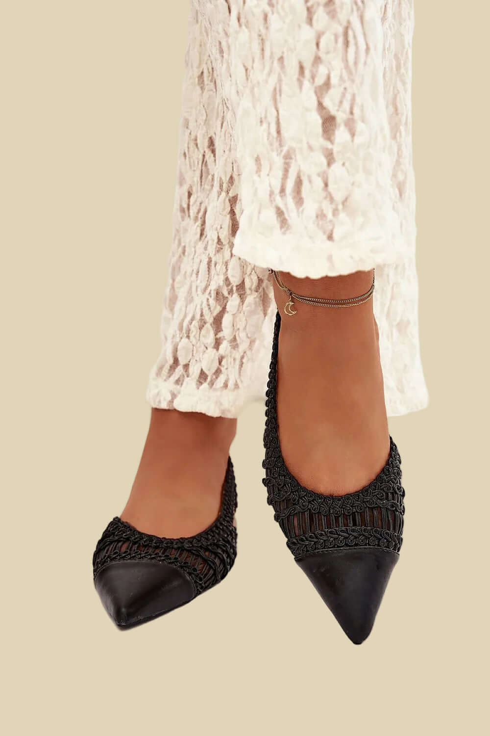 Frontansicht (am Fuß): Spitze Damen Sandalen in Schwarz – Eleganter Look mit Slingback-Riemen von Veloralux.