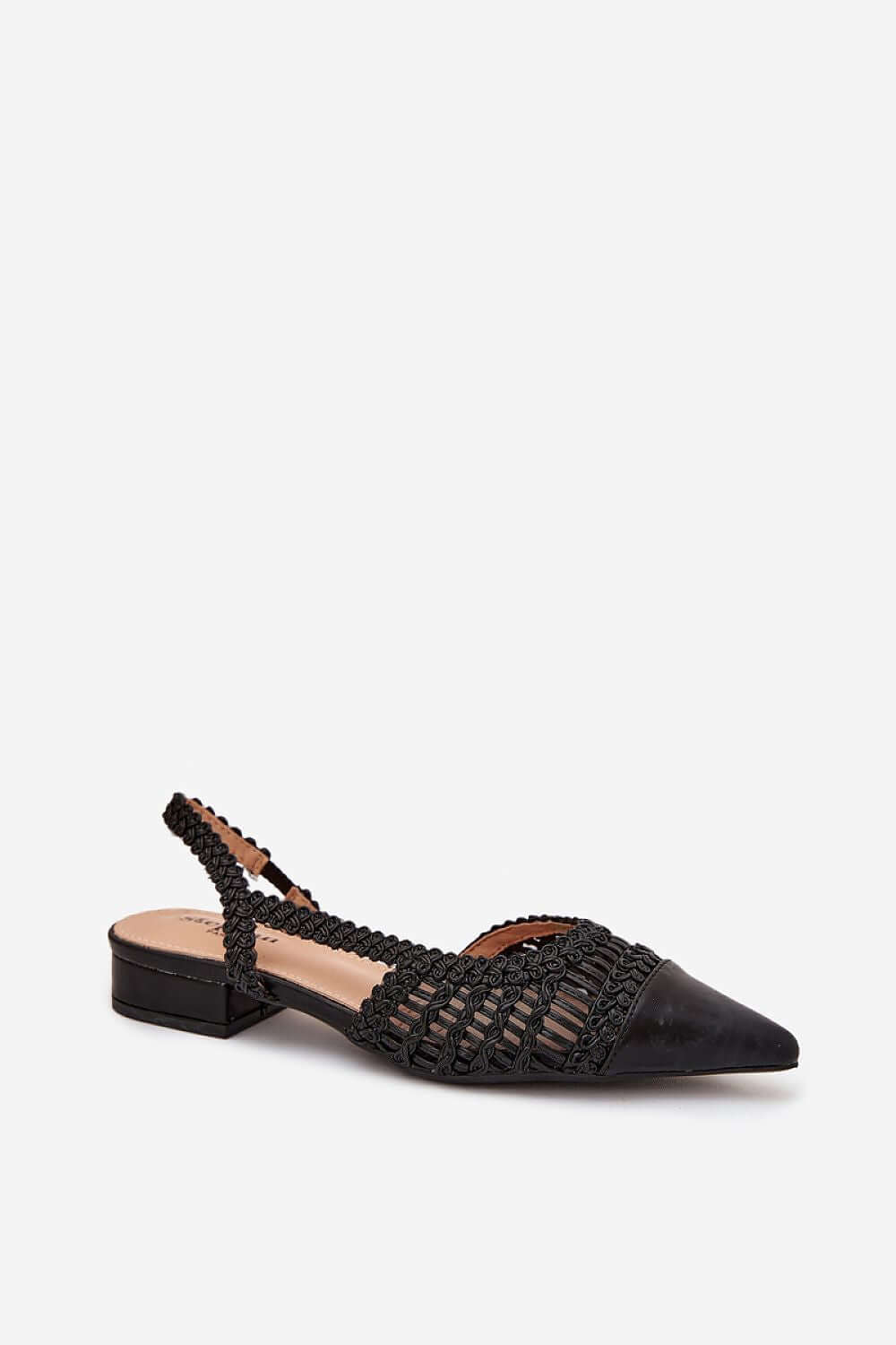 Seitenansicht (Freisteller): Flache schwarze Slingback-Sandalen für Damen – Klassisches Design für Business und Freizeit.