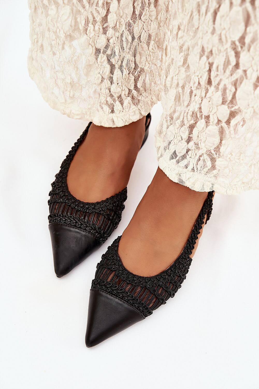 Bequeme spitze Sommerschuhe in Schwarz – Stilvolle Begleiter für feminine Outfits.