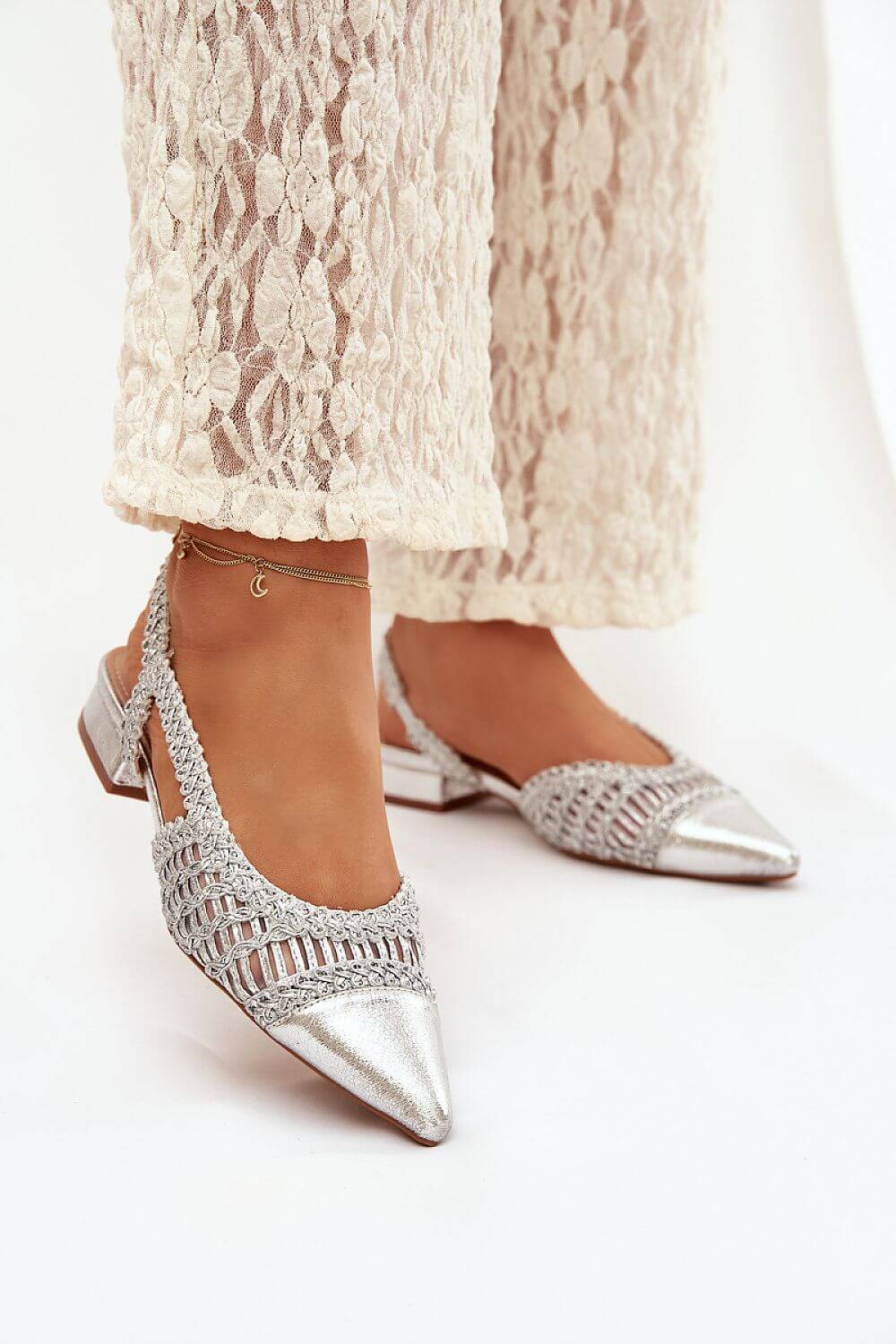Elegante silberne Damen Sandalen – Spitzer Schnitt mit glänzendem Finish für besondere Anlässe.