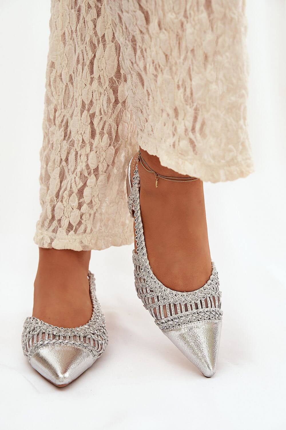 Festliche flache Sommerschuhe in Silber-Optik – Die perfekte Ergänzung zu Kleidern und Stoffhosen.