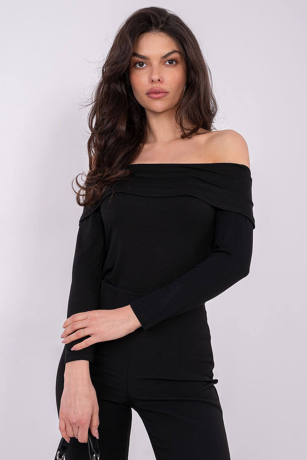 Elegante schwarze Viskose-Bluse schulterfrei im modernen Design.