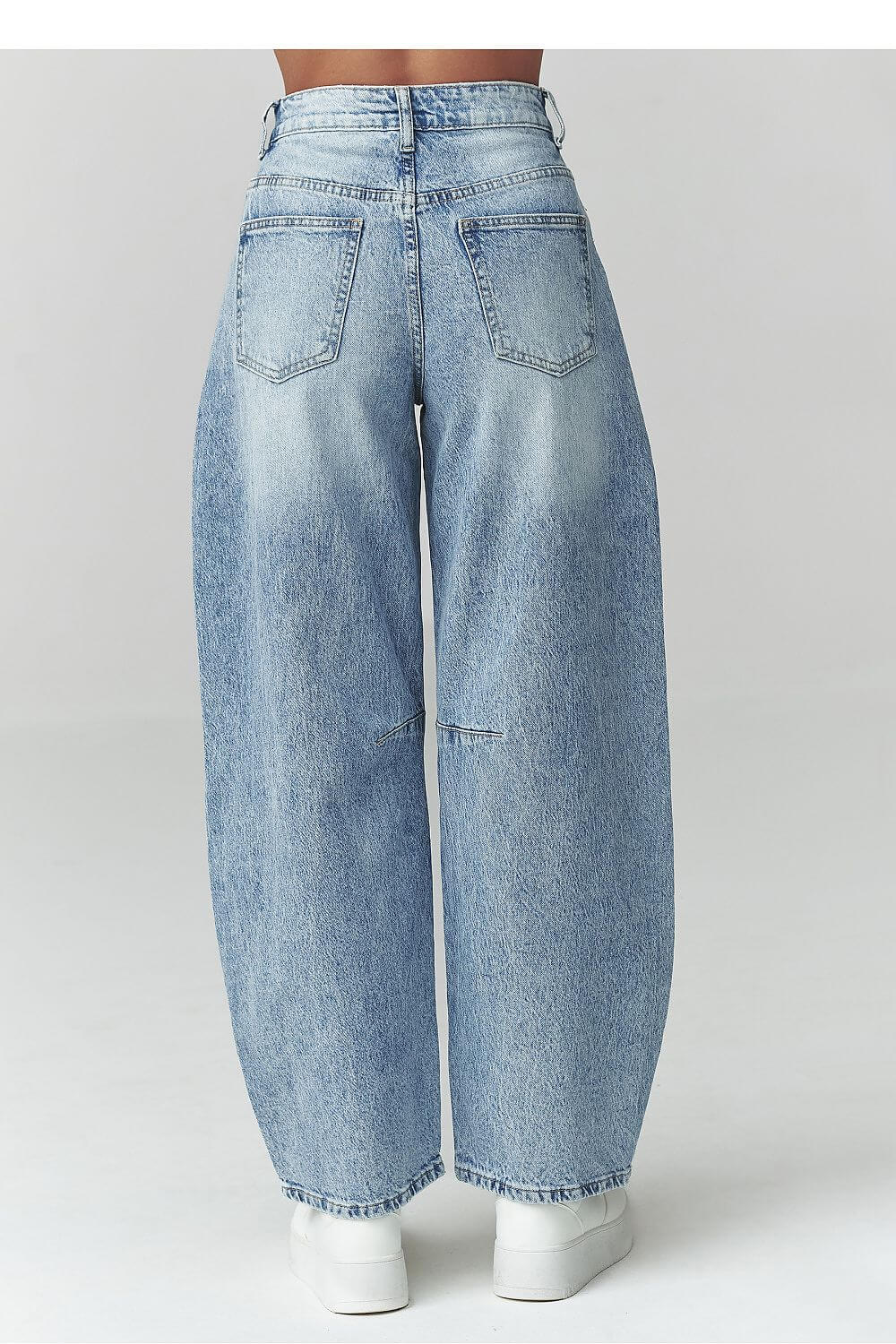  Bequeme Damen Jeans mit weitem Schnitt und hohem Bund – Rückansicht der Aria Balloon Pants.