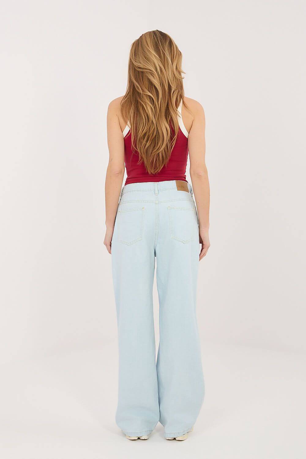  Klassische hellblaue Wide Leg Hose aus Denim mit hoher Taille – Rückansicht der Passform.