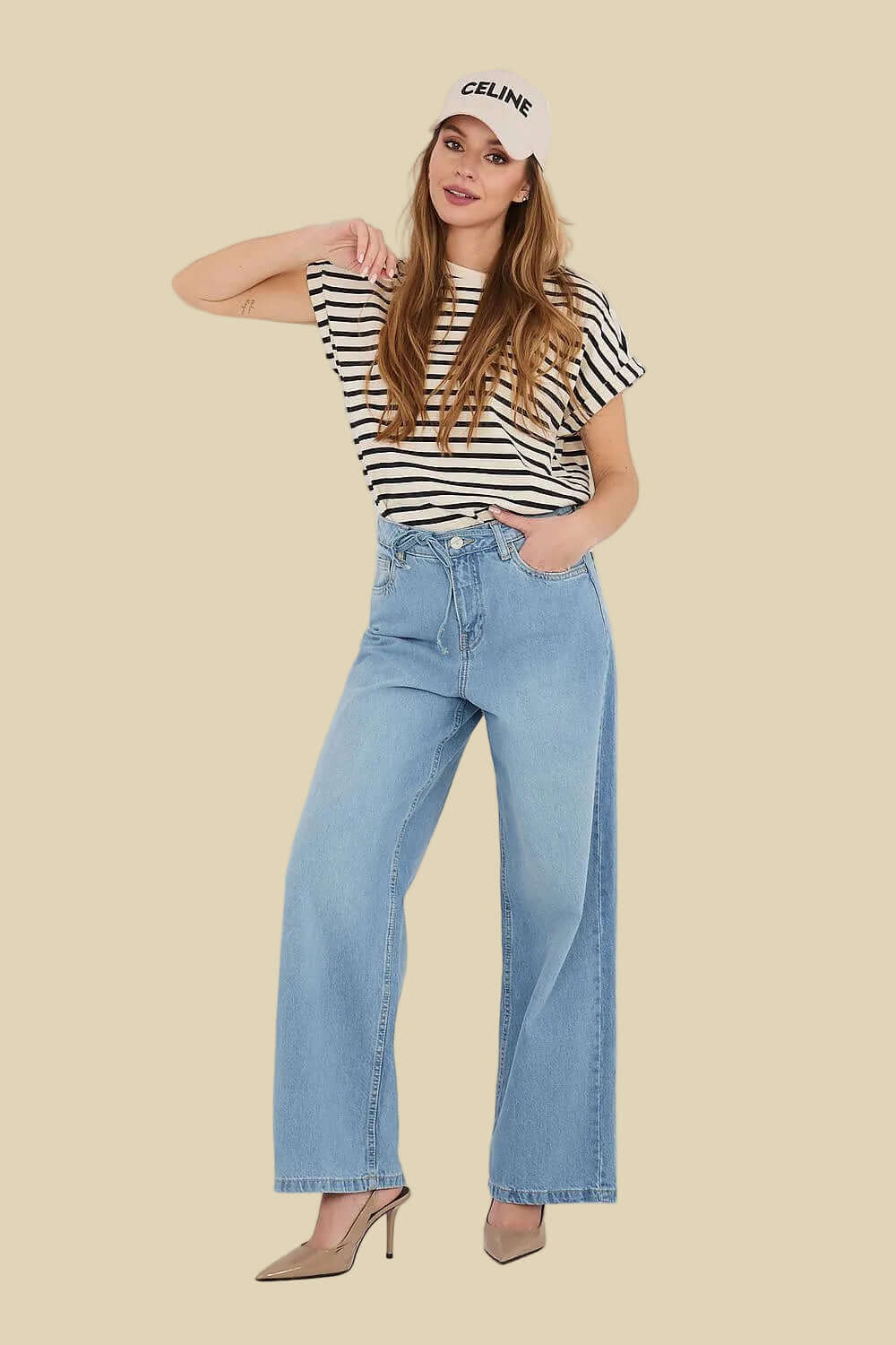 Modische Wide Leg Jeans in Mittelblau mit weitem Schnitt, getragen zu einem sommerlichen Top.