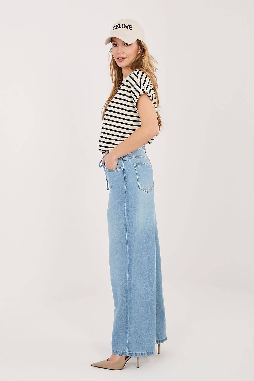 Lässige Damen Jeans mit ausgestelltem Bein und hoher Leibhöhe – bequeme High-Waist Denim.