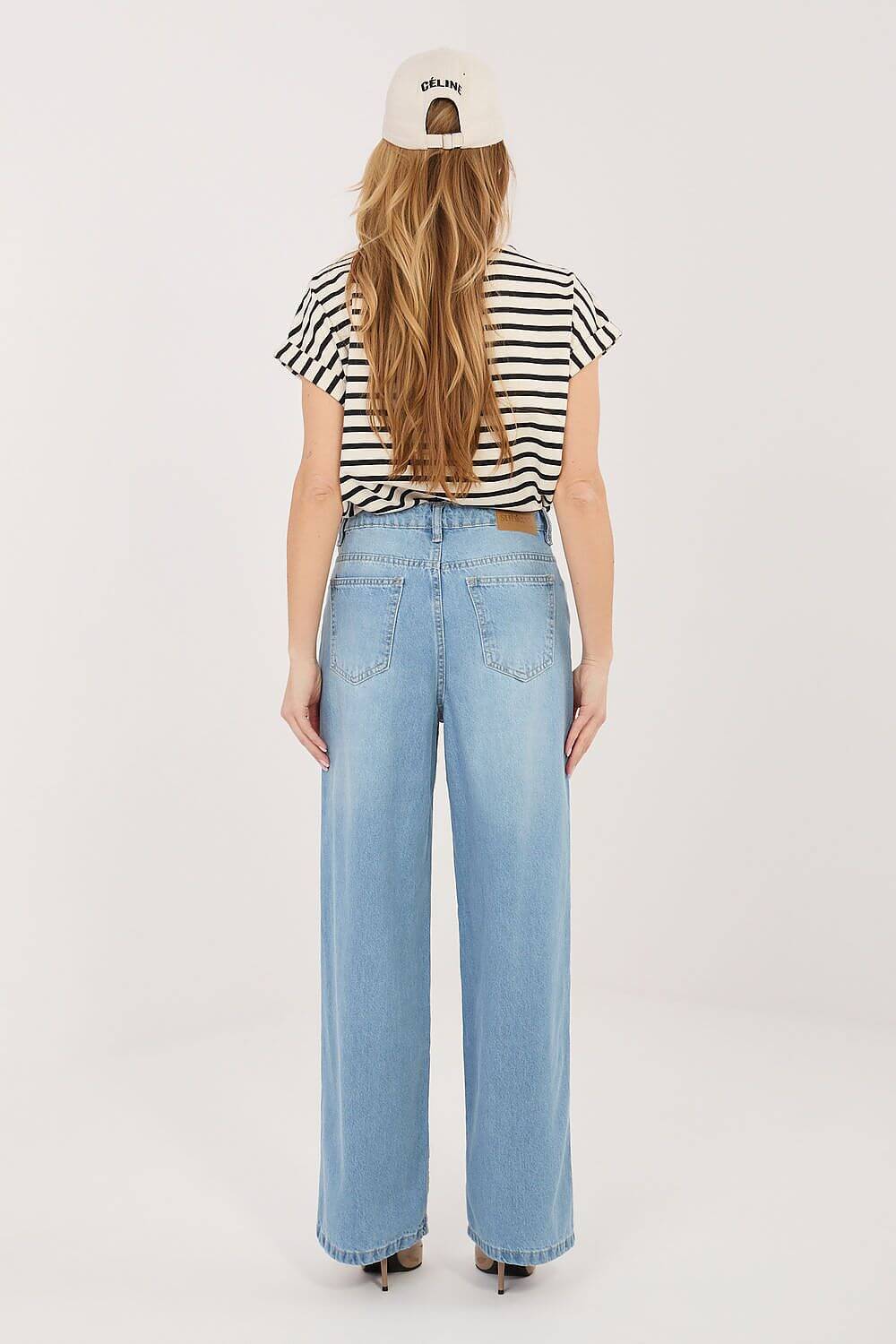 Mittelblaue Wide Leg Jeans für Damen mit perfektem Sitz am Bund – Ansicht von hinten.