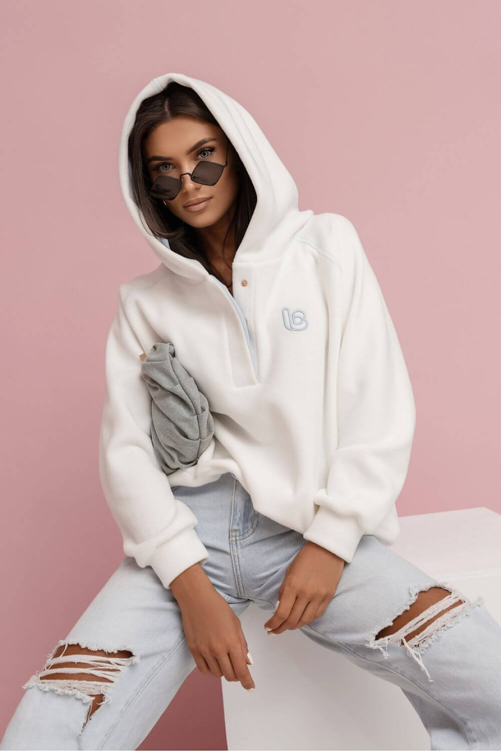 Klassischer weißer Oversize Damen Hoodie in der Vorderansicht, schlichtes Design mit Kapuze und Kordelzug von Veloralux.