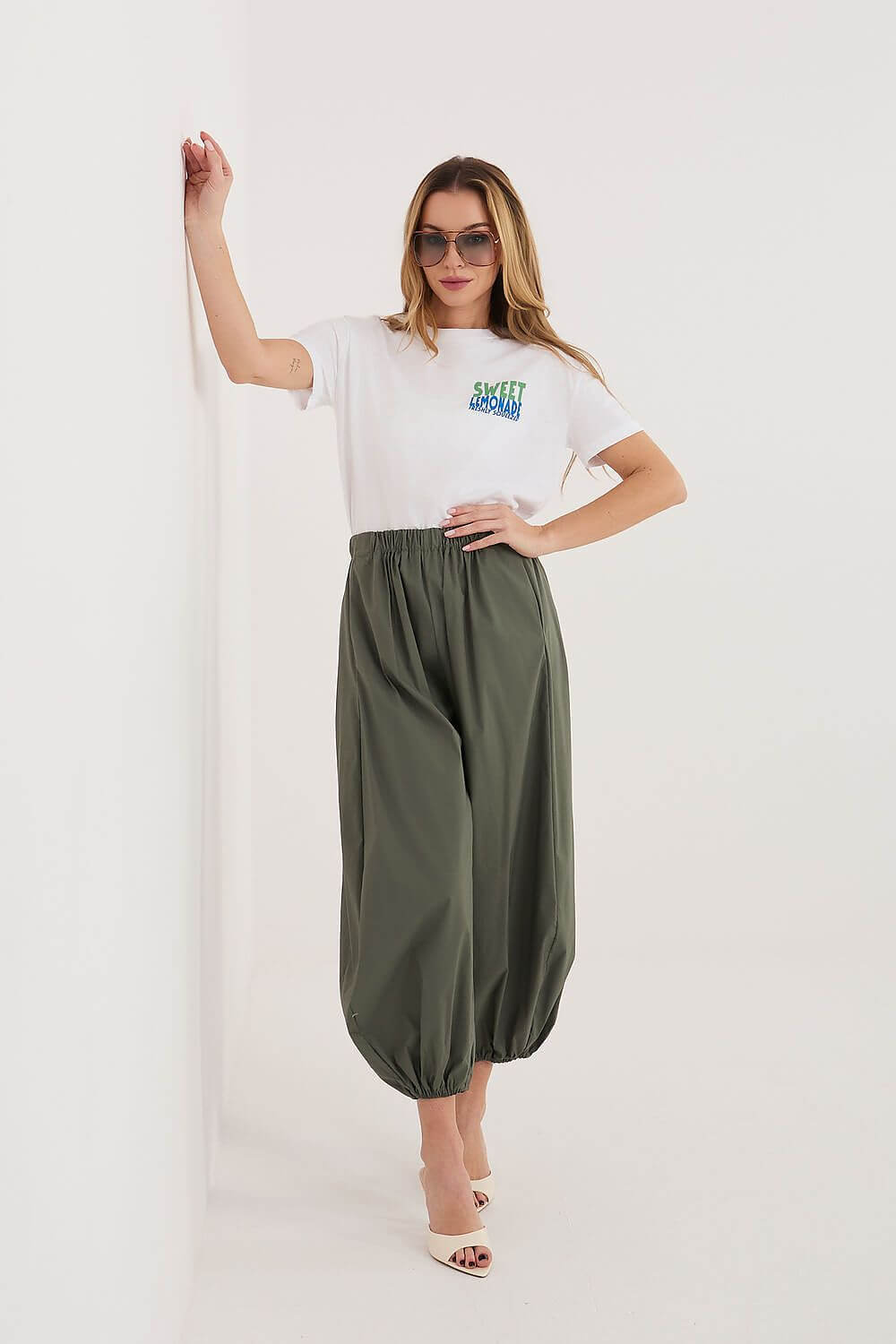 Lockere khakifarbene Hose mit tiefem Schritt und Gummibund – Velora Lux Shop von Rue Paris