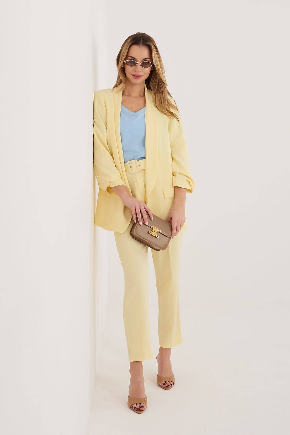 Zweiteiler Stoffhose und Blazer in sanftem Buttergelb – Velora Lux Mode-Trends
