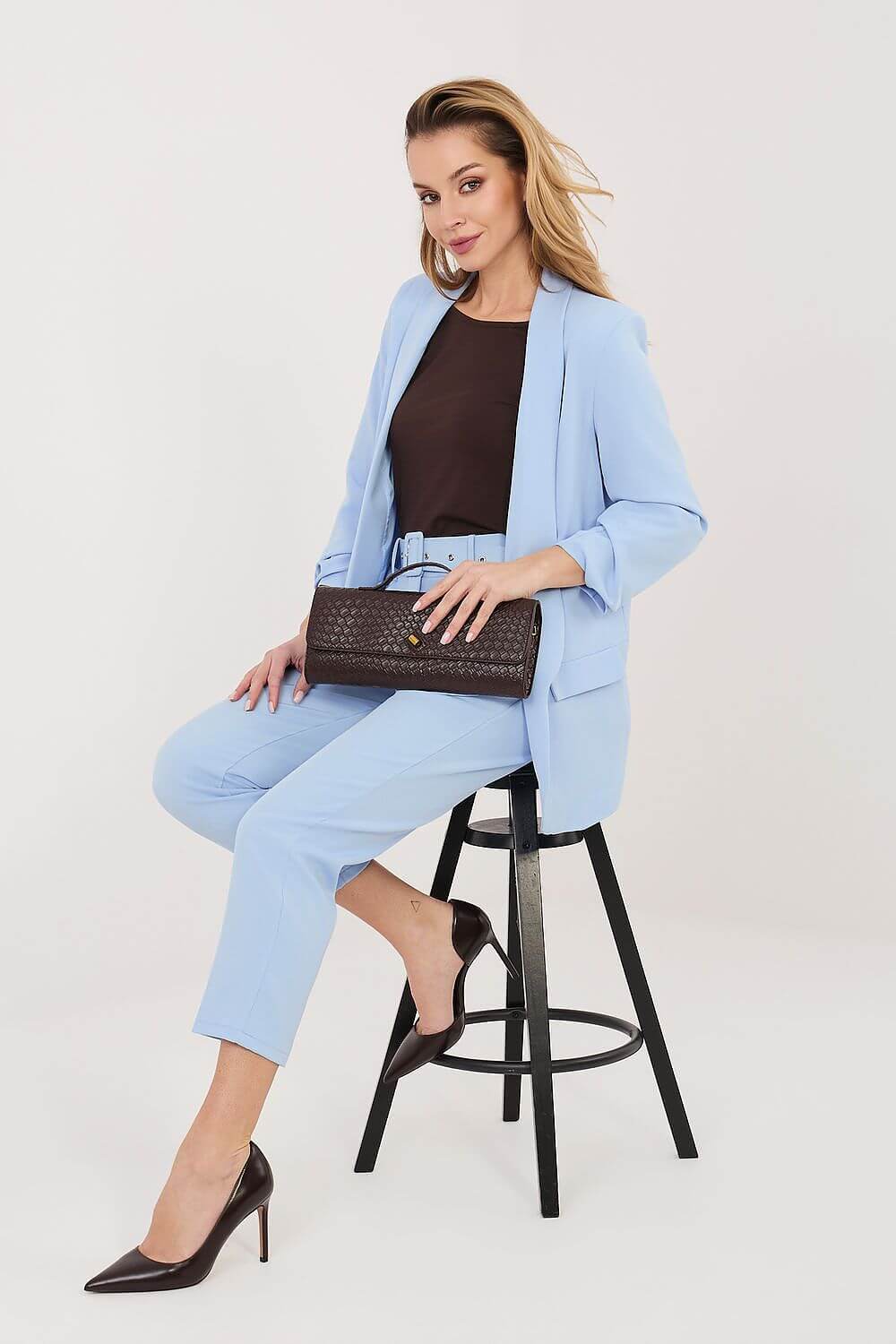 Pastellblauer Zweiteiler mit Blazer und passender Anzughose – Velora Lux