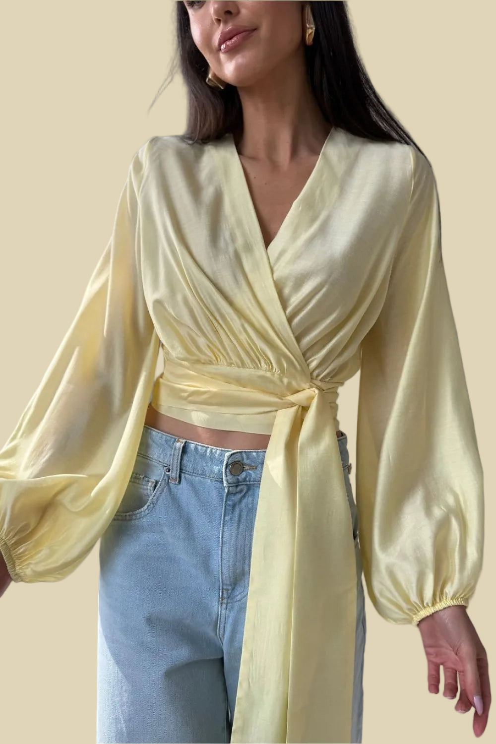 Elegante gelbe Satinbluse für Damen in Wickeloptik – Roco Fashion
