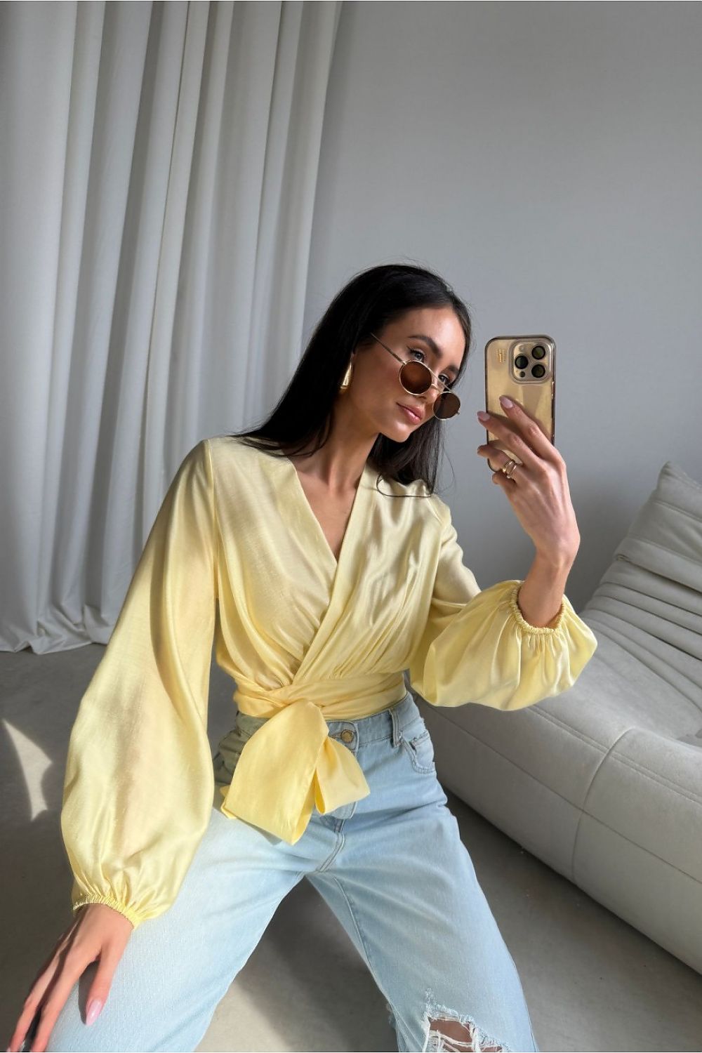  Glänzende Damenbluse in Champagner mit V-Ausschnitt und Bindegürtel – Roco Fashion