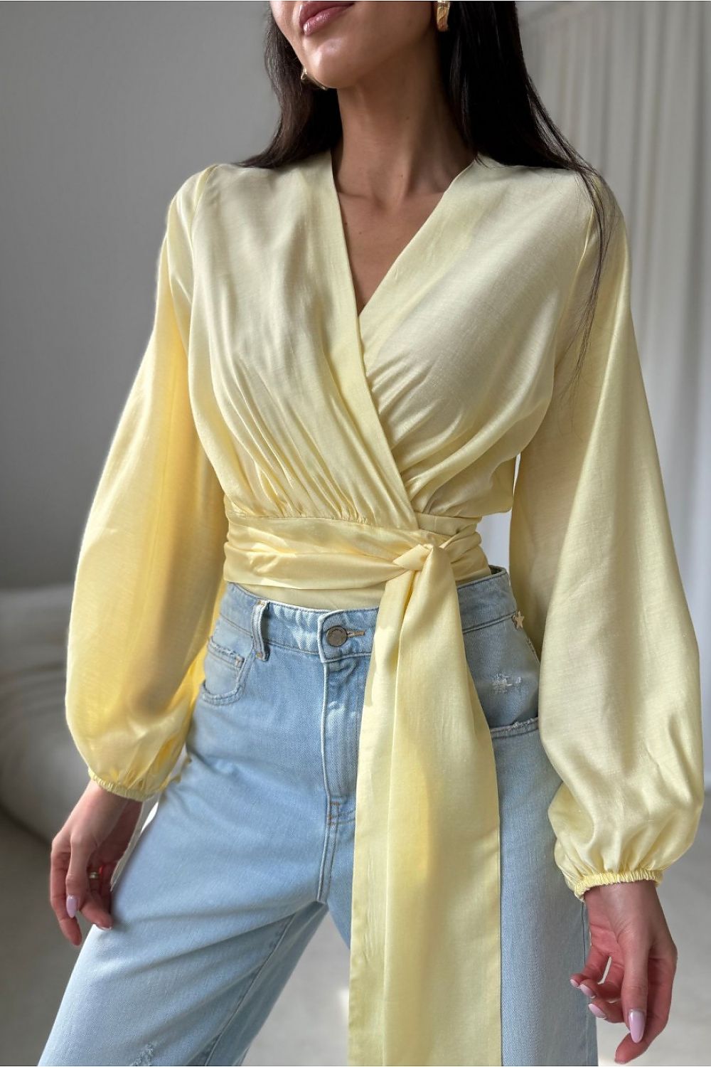  Festliche Wickelbluse aus Satin in Gelb, langarm – Roco Fashion Collection