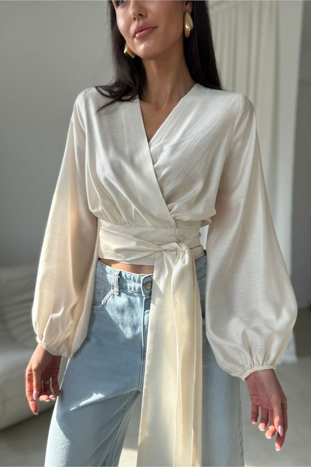 Klassische weiße Satin Wickelbluse für elegante Anlässe – Roco Fashion