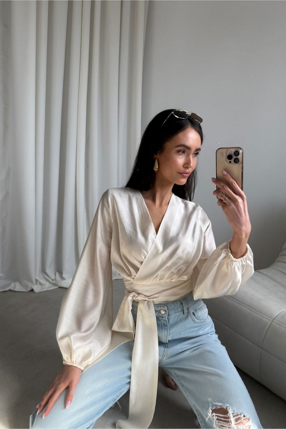  Edle cremefarbene Bluse mit Seidenglanz und Taillenband – Roco Fashion