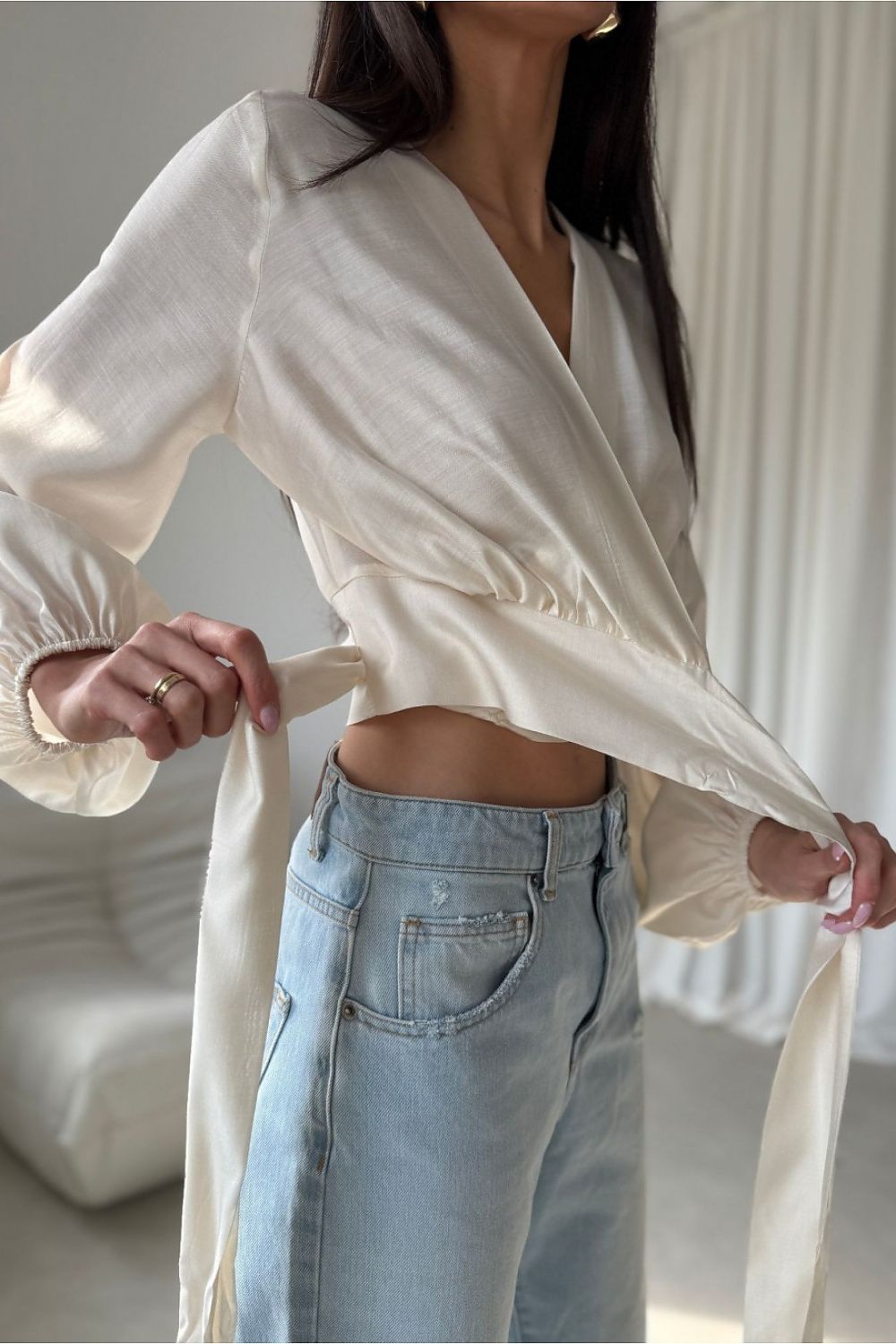  Weiße Business Satinbluse langarm, moderner Wickellook – Roco Fashion