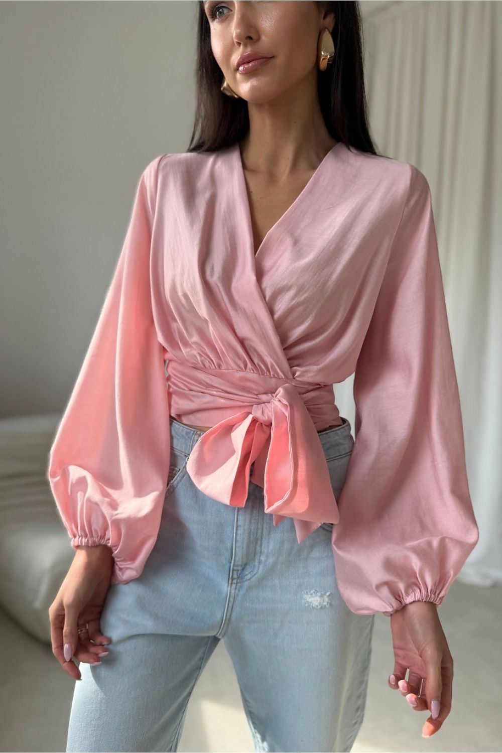 Feminine rosa Satinbluse mit Wickel-Effekt und Glanz – Roco Fashion