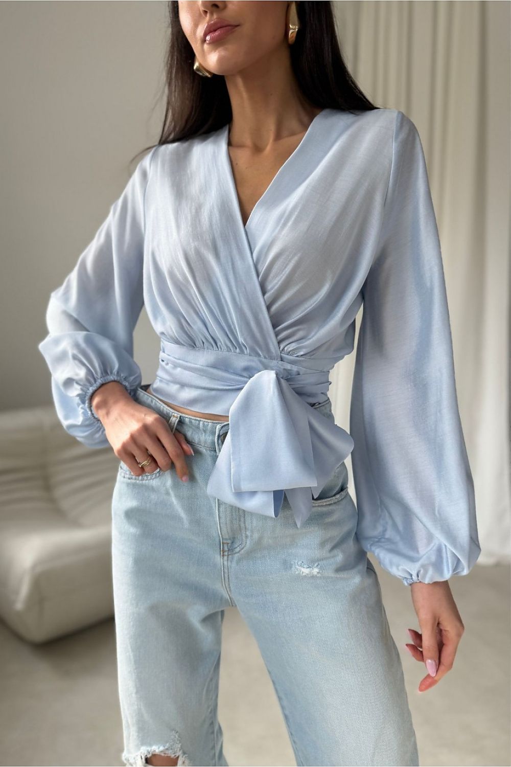 Glänzende Wickelbluse aus Satin in Hellblau, figurbetont mit V-Ausschnitt und Puffärmeln für festliche Anlässe.