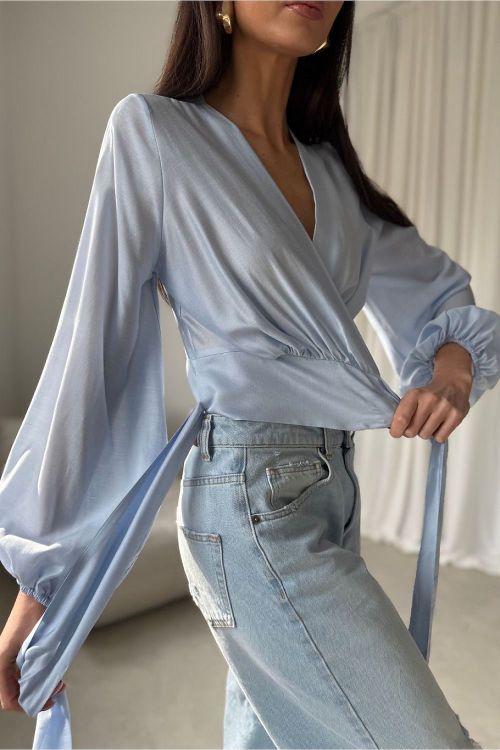  Elegantes hellblaues Seidenoptik-Oberteil zum Binden mit gerafften Ärmelabschlüssen und Taillenband.