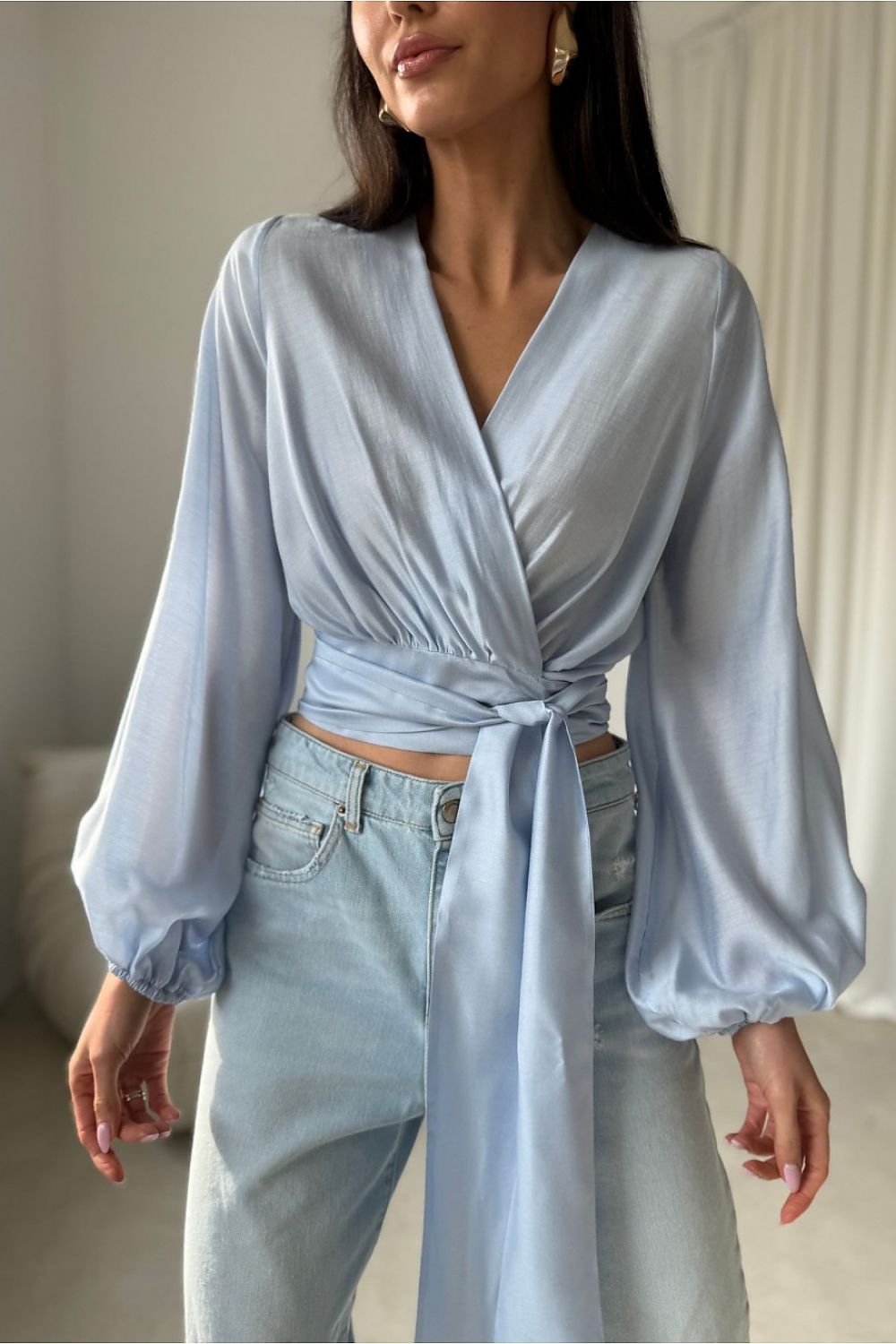 hellblaue Satin-Wickelbluse (Silbergrau) mit Bindeschleife, perfekt für einen eleganten Business- oder Party-Look.