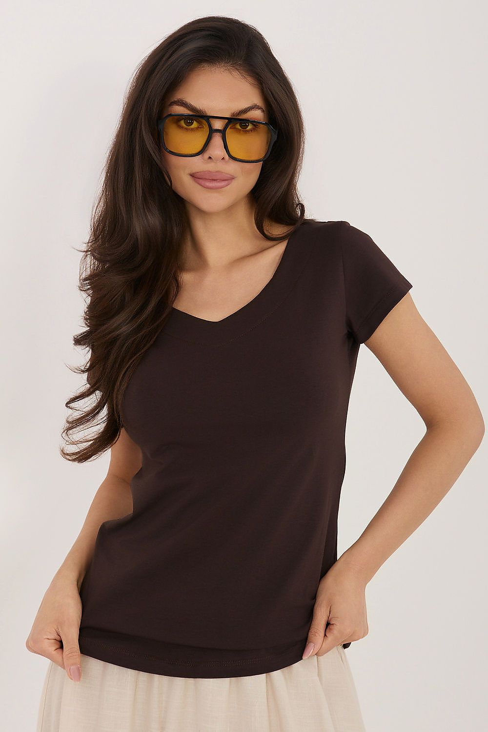 Braunes Damen T-Shirt V-Ausschnitt tailliert geschnitten – Velora Lux Shop