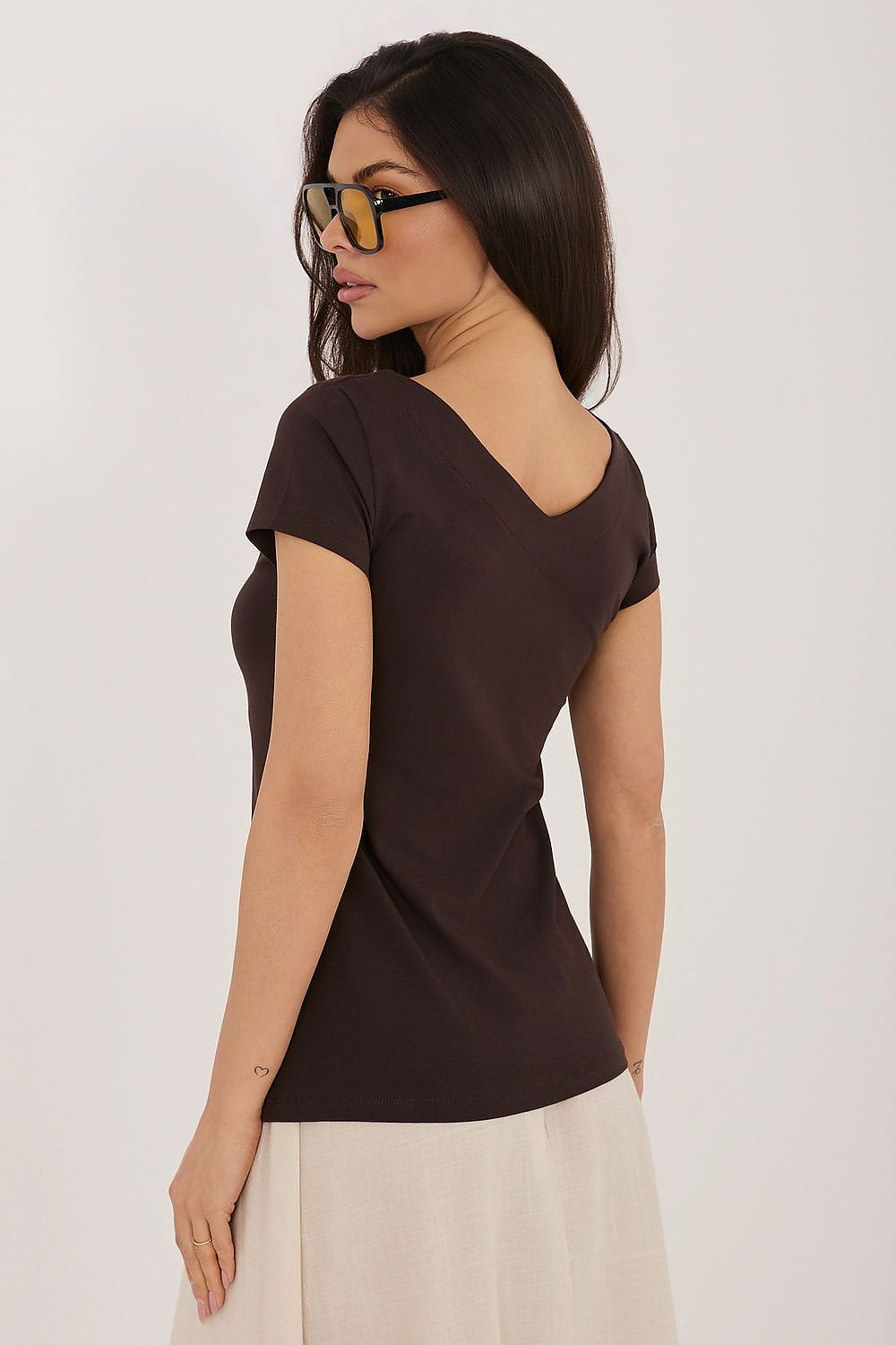 Braunes shirt mit V-Ausschnitt von Rue Paris -Figurbetont bei Velora Lux