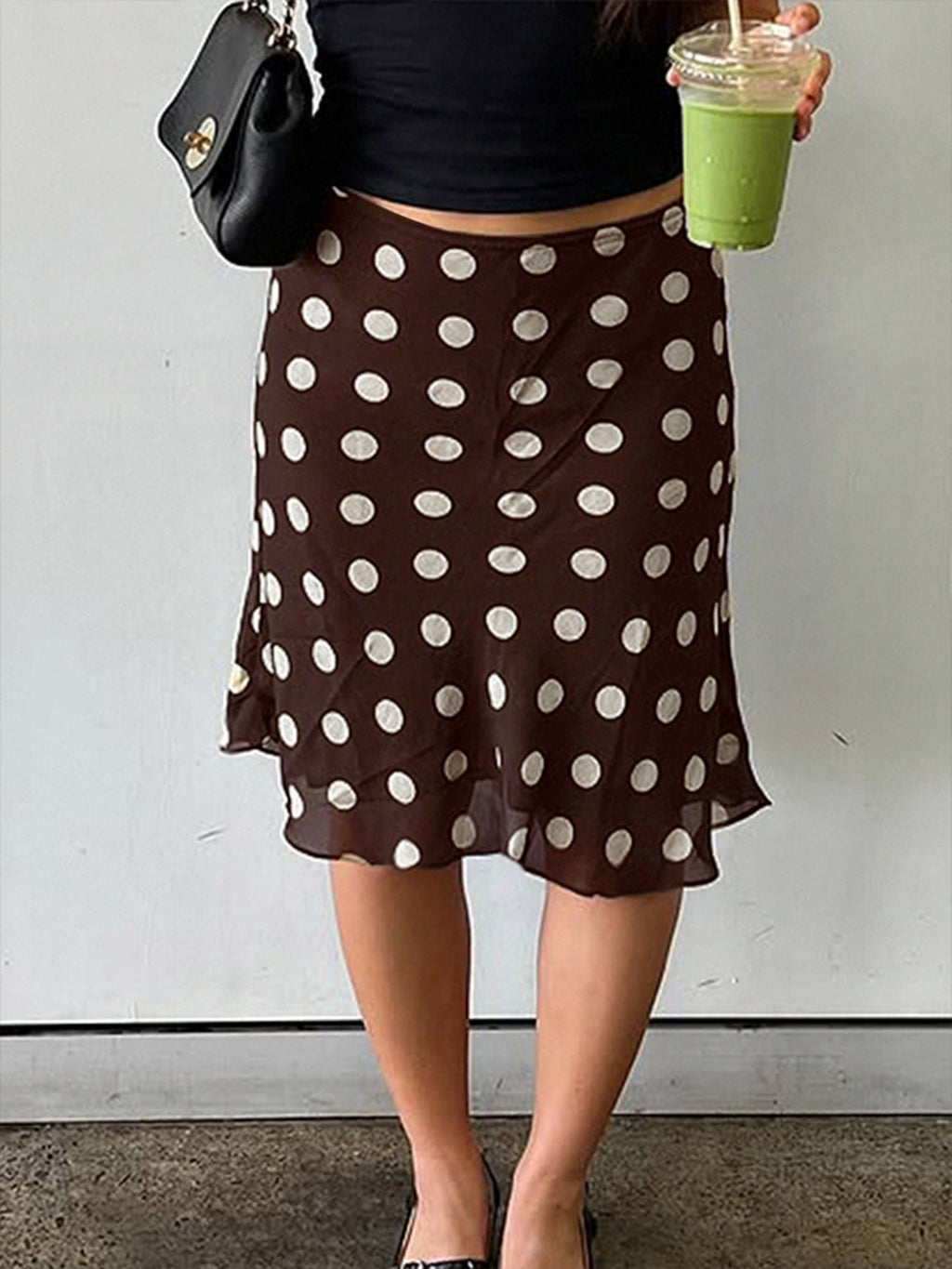 Brauner Damen-Rock mit weißen Punkten im Retro-Stil aus leichtem Mesh-Stoff von Velora Lux, Frontansicht.