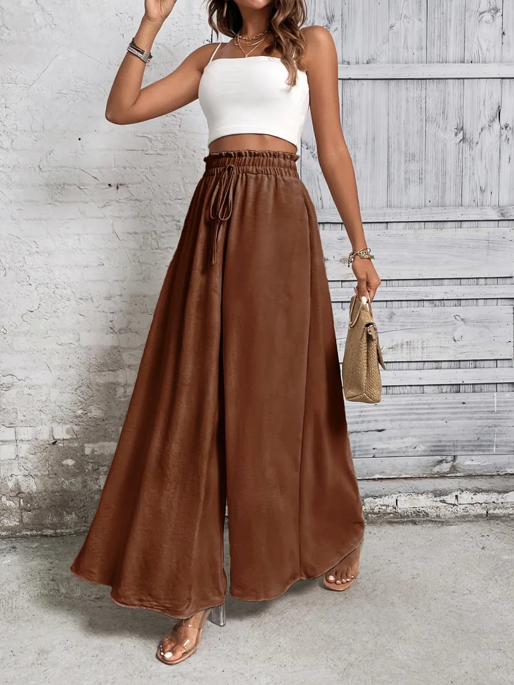 Braune weite Palazzo-Hose mit elastischem Bund und Kordelzug, aus fließendem Stoff für eine elegante und lockere Passform