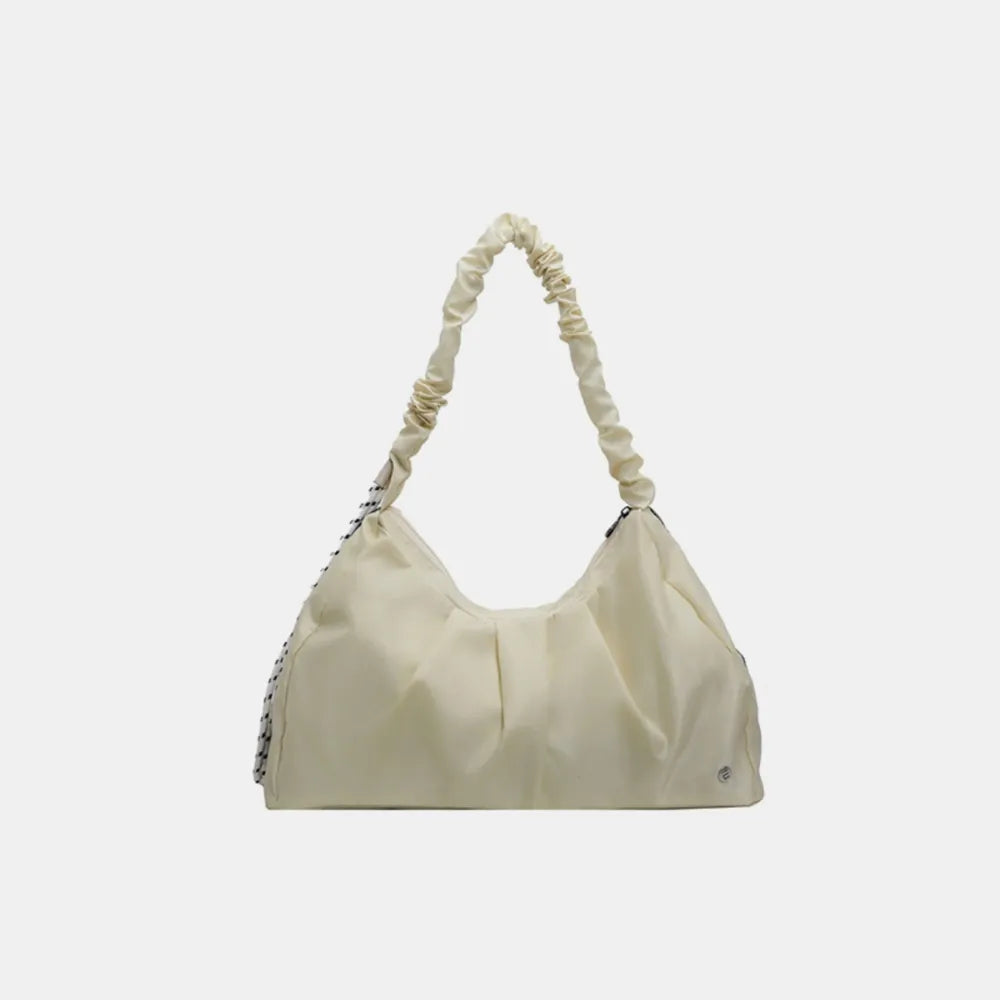 Cremefarbene Schultertasche mit weicher Form und gerafftem Tragegriff