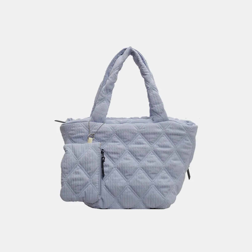 Hellblaue gesteppte Handtasche mit gepolsterten Griffen und kleiner abnehmbarer Mini-Tasche mit Reißverschluss