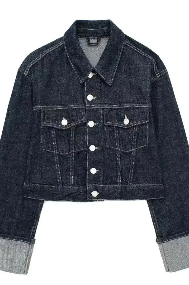 Detail Jeansjacke: „Kurz geschnittene Damen-Jeansjacke in dunkler Waschung mit Knopfleiste und Brusttaschen.“ velora lux