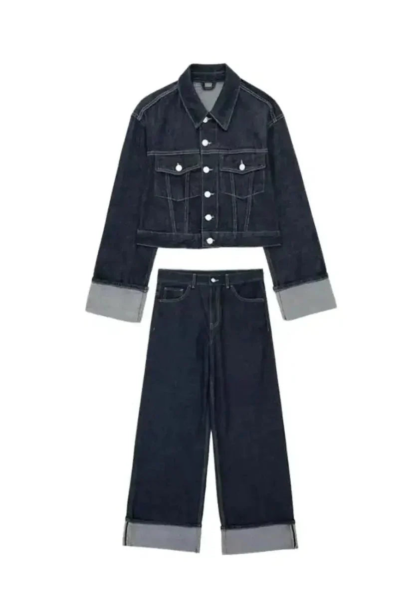 Dunkelblaues Denim-Set für Damen bestehend aus einer kurz geschnittenen Jeansjacke und einer passenden High-Waist Jeans mit weitem Bein.“ velora lux