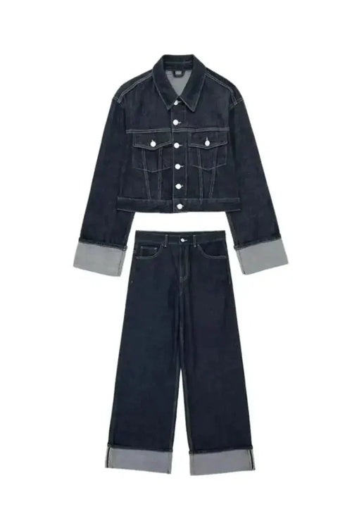 Dunkelblaues Denim-Set für Damen bestehend aus einer kurz geschnittenen Jeansjacke und einer passenden High-Waist Jeans mit weitem Bein.“ velora lux