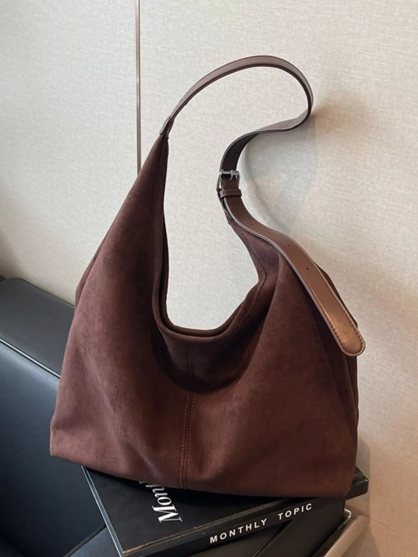 Selina - Wildlederoptik-Tasche in braun, stilvoll und elegant für den Alltag. Perfekte Damenhandtasche.