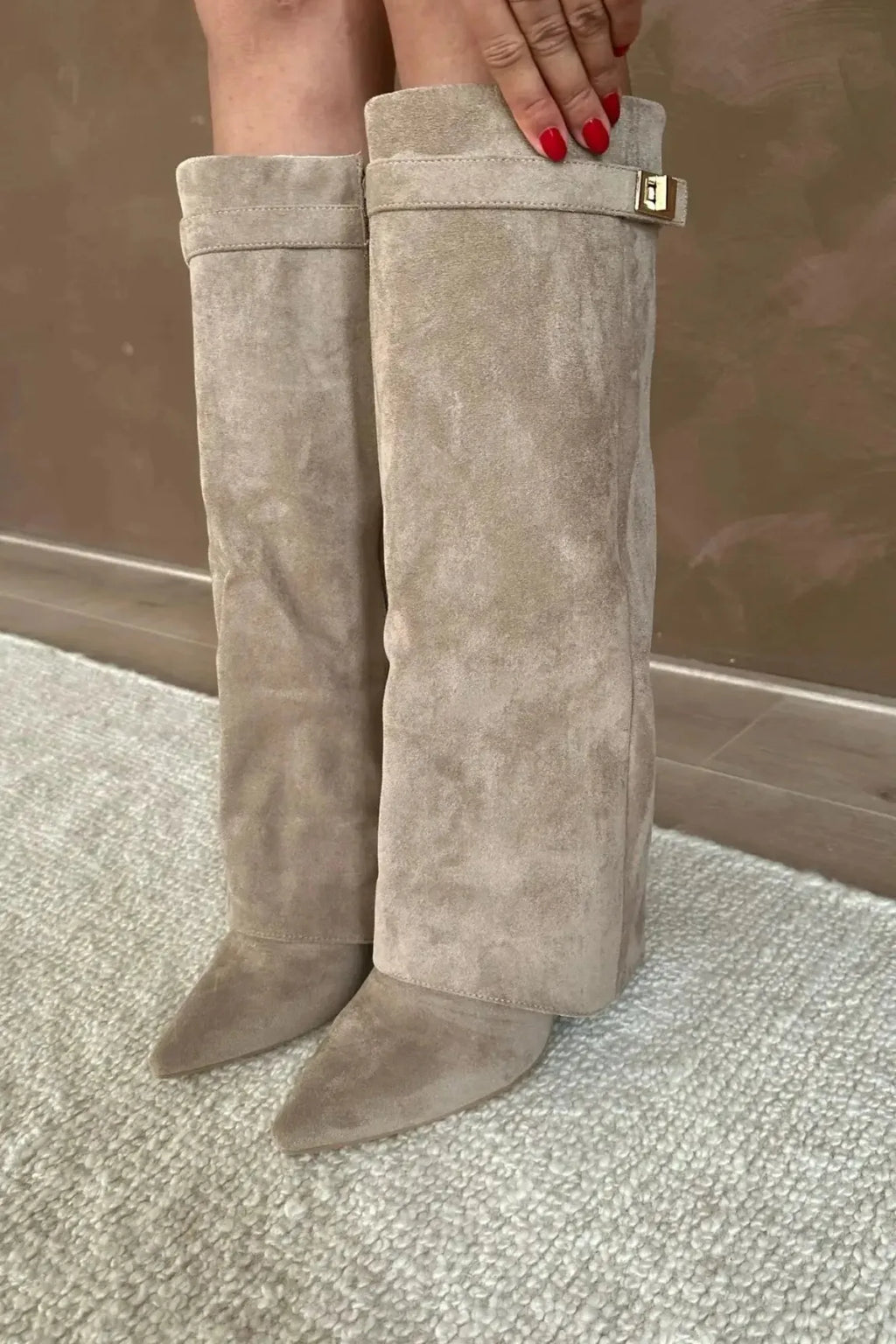 Hochwertiger Overknee-Stiefel in Taupe mit spitzer Zehenpartie und elegantem Faltenwurf am Schaft“. Velora Lux